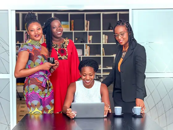 Quatre femmes réunies autour d'un ordinateur portable