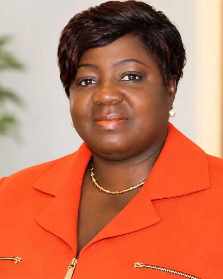 Docteur TANOH Adjoba Marie, en veste orange